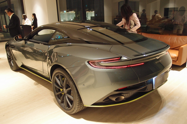 「DB11 AMR」には、オリジナルの「DB11」とは異なるダークカラーのリアコンビランプが採用されている。