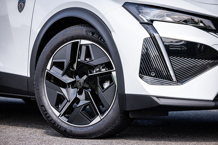 今回の試乗車はグラファイトカラーの「GT」専用19インチホイールに、205/55R19サイズの「ミシュランeプライマシー」タイヤを組み合わせていた。