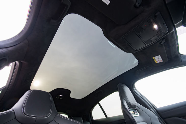 「ファーストエディション」にはカタログモデルではオプション扱いの固定式パノラマルーフが標準装備される。