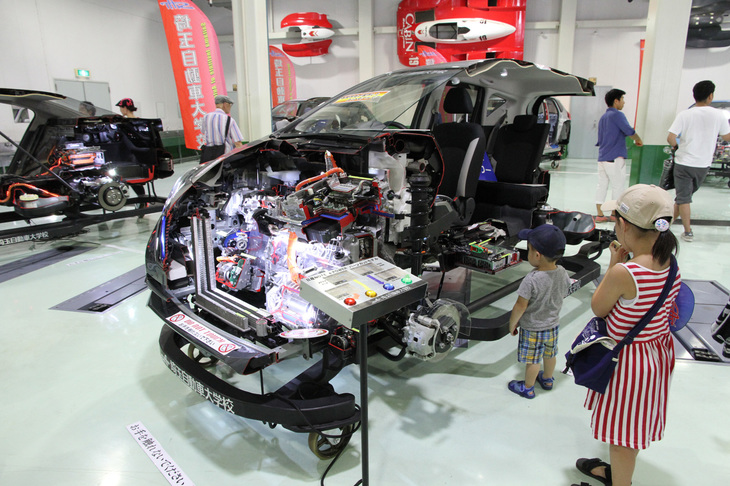 屋内会場には学内で製作されたカットモデルも展示されていた。中には「日産ノートe-POWER」（手前）や現行「ホンダ・レジェンド」（奥）といった最新モデルの姿も。