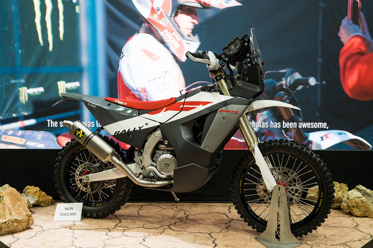 オフロードに特化したイタリアンブランドであるファンティックは、ラリー用の競技車両「XEF450ラリー」を発表した。オフロードレースのなかでも、ファンティックが得意とするエンデューロレース用の最高峰モデル「XEF450 4T」をベースに、各部をラリー向けに改良。2022年の年始早々にサウジアラビアで開催される、ダカールラリーに参戦する予定だ。2022年夏ごろより市販も計画しているという。
