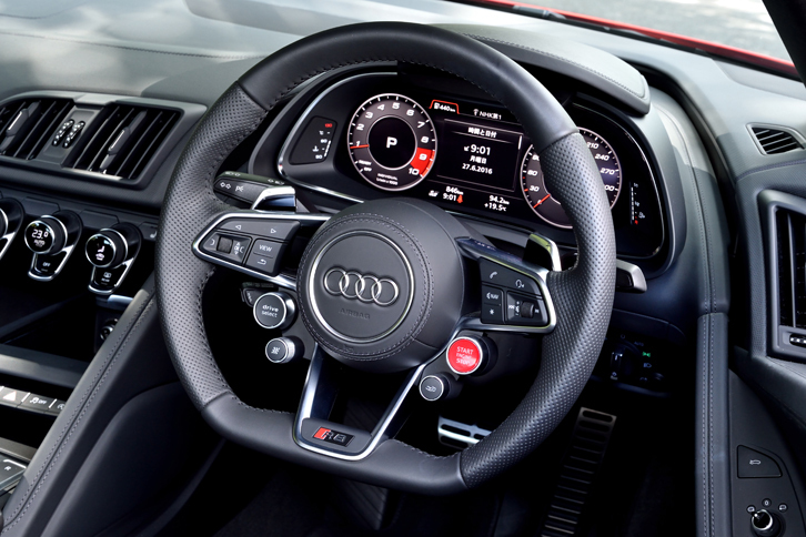 さまざまなスイッチが備わる「マルチファンクション ステアリングホイール」。センターパッドはエアバッグ内蔵とは思えないほど小ぶり。