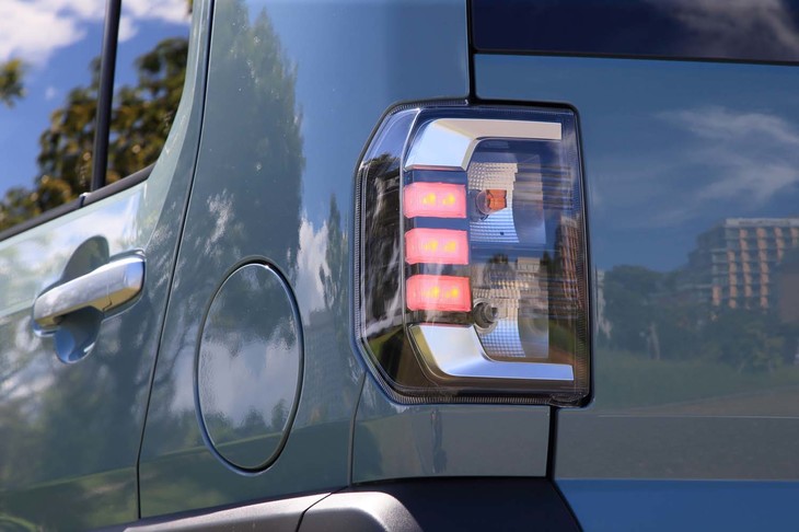 リアコンビランプはLED式。イエローのバックランプ用バルブはオプションでホワイトに変更できる。