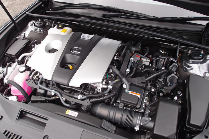 日本で販売される「ES」はハイブリッド車のみ。2.5リッターのガソリンエンジンをモーターがサポートする。