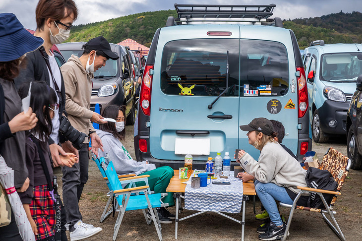 大阪からの参加者。「カングー」の後部にイスとテーブルを広げ自分たち流の過ごし方をエンジョイしていた様子。