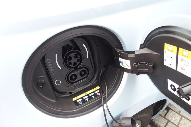 フィアット500e（充電口）