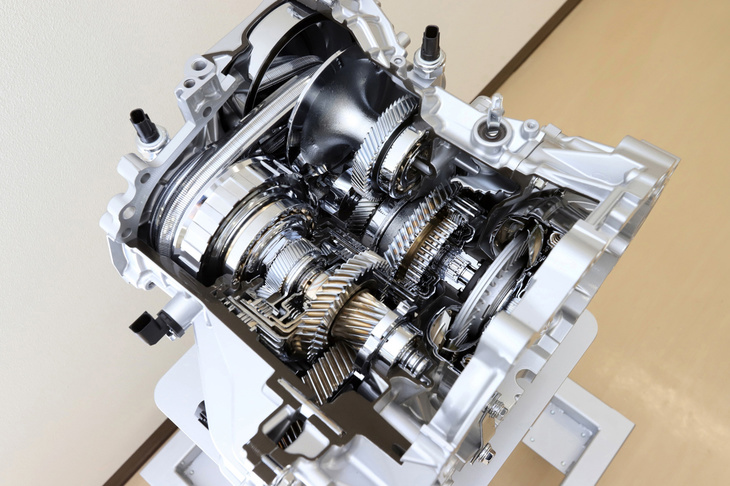 「デュアルモードCVT」とは、ベルト式CVTと遊星ギアによる変速機構を組み合わせた、新しいトランスミッションである。低速走行時には、1対のプーリーとベルトからなるCVT部のみで変速。遊星ギアが作動するのは車速が一定を超えてからで、エンジンの回転を遊星ギアのキャリアに伝えるとともに、CVTによる変速をローに戻すことで、出力プーリーとつながるサンギアの回転を低回転化。ドライブシャフト側のリングギアを高回転化させ、クルマを加速させる。
