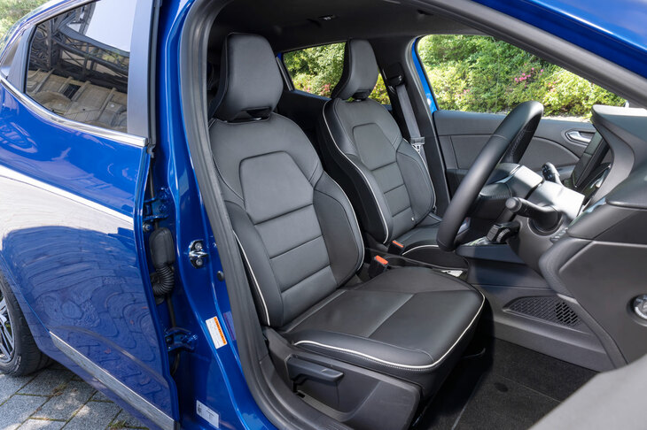 シート表皮はファブリックと合皮の組み合わせが標準だが、オプションで運転席・助手席ヒーター付きのレザーシートも用意される。