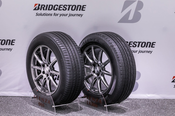 2016年12月に発表されたスポーティーなSUV向けの「アレンザ001」（左）に対して、コンフォート性能に特化したのが最新タイヤ「アレンザLX100」（右）。