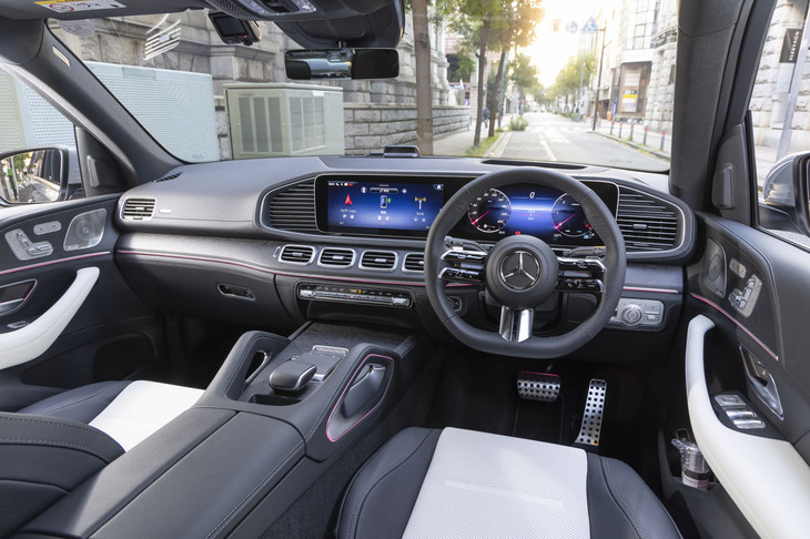 日本仕様は「AMGラインパッケージ」と「レザーエクスクルーシブパッケージ」が標準装備。内装はブラック一色の仕立ても選べる。