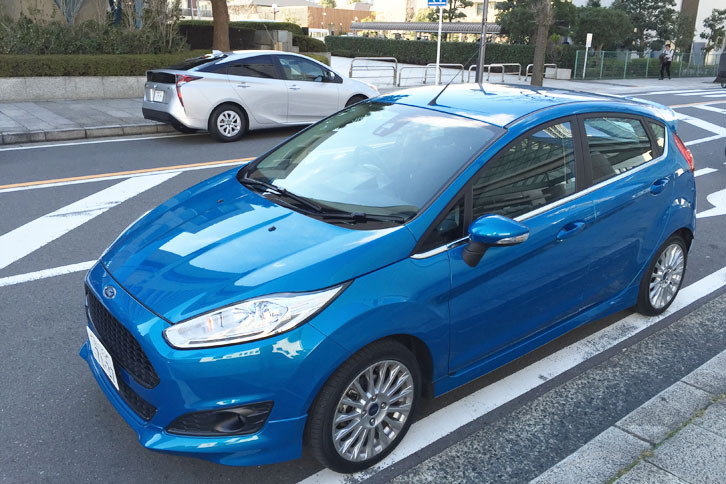 実用性の高さから「フィエスタ」は取材の助っ人としても活躍。この時の試乗車は「トヨタ・プリウス」。