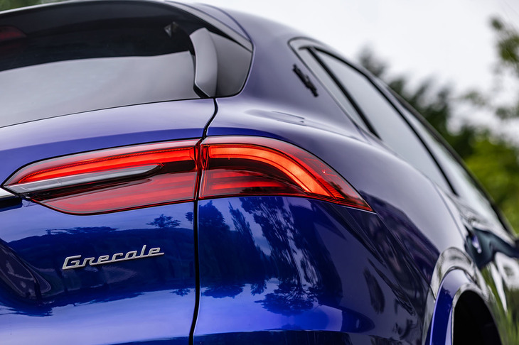 「グレカーレ」は、地中海に吹く北東の風を意味するイタリア語。「ギブリ」や「ボーラ」「カムシン」、そして「レヴァンテ」など、マセラティでは伝統的に風の名前を車名に採用している。