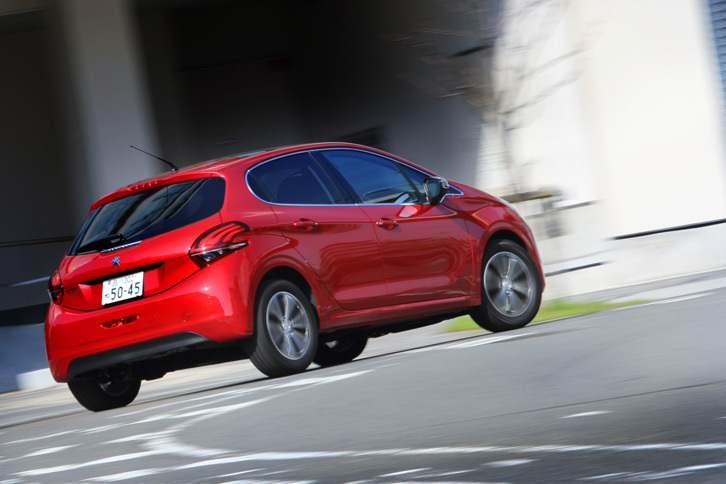 「アリュール」のボディーサイズは全長×全幅×全高＝3975×1740×1470mm。車重はテスト車の「シエロパッケージ」で1180kgとなっている。