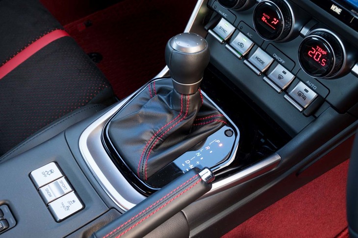 6段ATのユニット自体は先代モデルから踏襲。「スポーツ」モード選択時にブレーキングに合わせて積極的にシフトダウンするようになった。