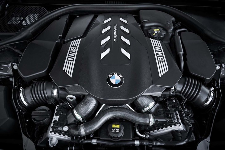 「750Li xDrive」に搭載される4.4リッターV8ターボエンジンは、クランクケース形状とエンジンマネジメントシステムの見直しにより、従来型よりも80psアップの最高出力530psを発生する。