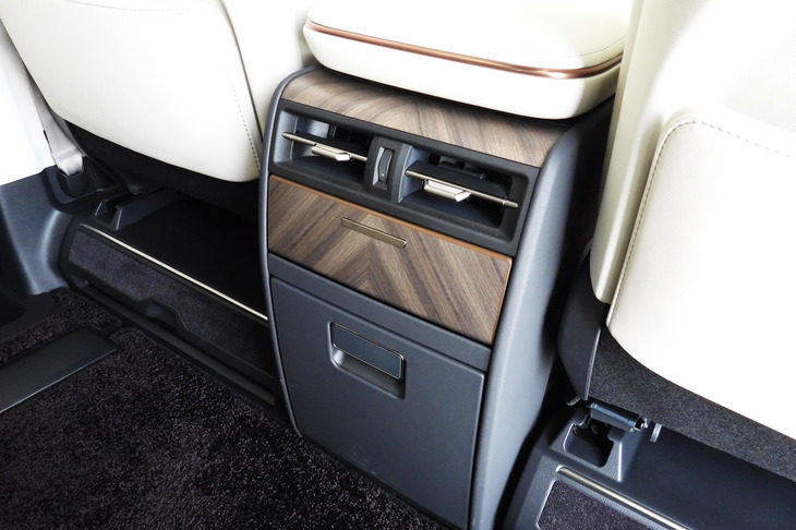 レクサスLM500h“バージョンL”（センターコンソールボックス背面）