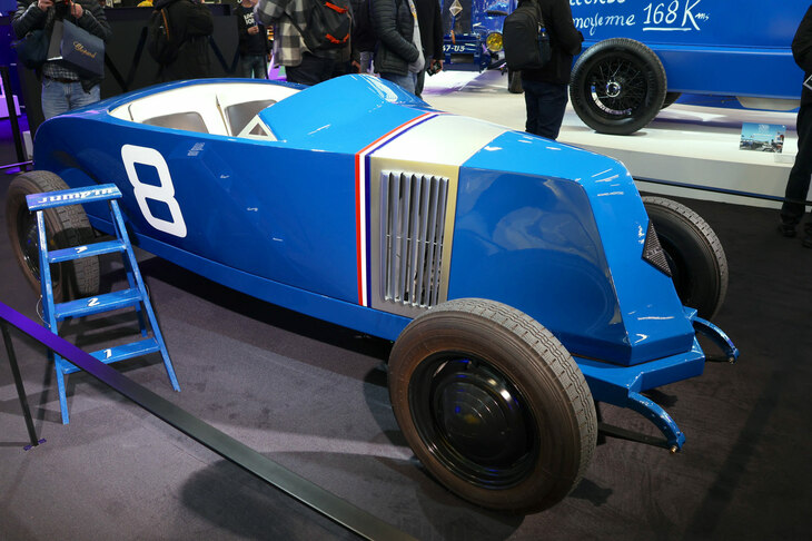 こちらもルノーのブースで。1920～1930年代のルノー製スピード記録車をイメージした電気自動車（EV）「ミュート・ザ・ホットロッド」。2023年のルマン・クラシックで披露された。