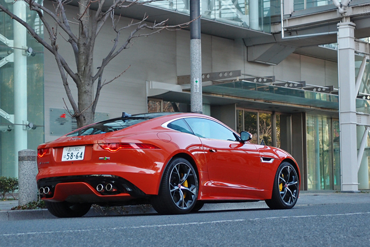 リアビュー。「Fタイプ」のV8モデルには、4本出しのエキゾーストパイプが装着される。