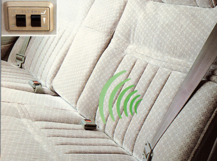 1982年「トヨタ・センチュリー」の「リフレッシングシート」。これはリアシートだが、今日ではフロントシートにマッサージ機能を備えたモデルもある。