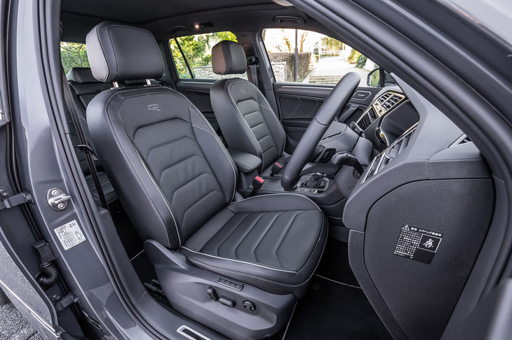 31万9000円の有償オプション「レザーシートパッケージ」には、写真のヒーター付き本革シートに加え、前席の電動調整やランバーサポート機能、ヒーター付き電動格納式ドアミラーなどのアイテムが含まれる。