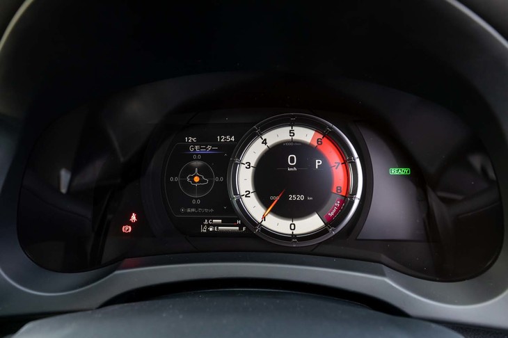 可動式の表示部を特徴とする“Fスポーツ”モデル専用メーター。走行モードにより中央タコメーター内のグラフィックが変化する。