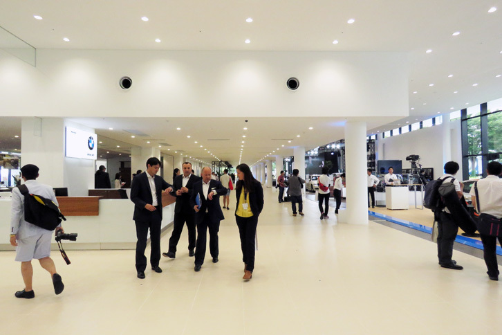 こちらはBMWやBMWモトラッドなどの展示エリア。屋内はご覧の通り、採光を重視した明るい空間となっている。