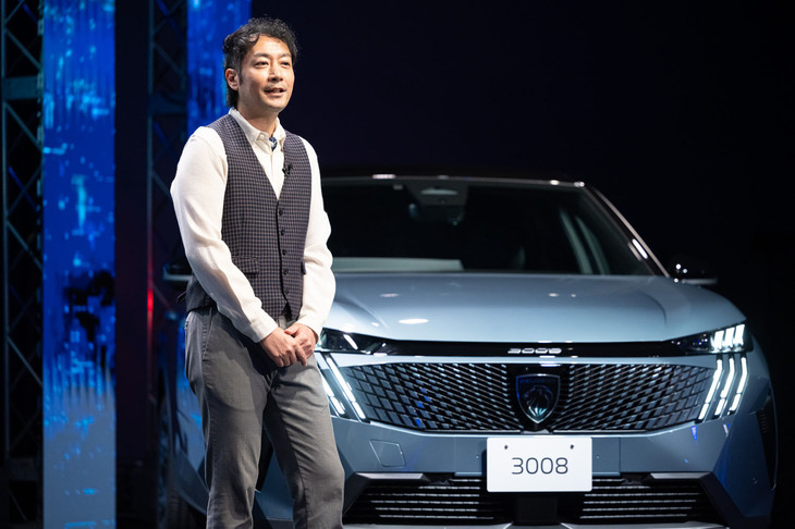 「プジョー3008」の発表イベントでステージに立ったプジョーブランド統括の小川準平氏。