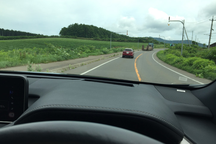 高めのアイポイントもまた、北海道の風景を眺めながらのドライブをより快適にしてくれた。