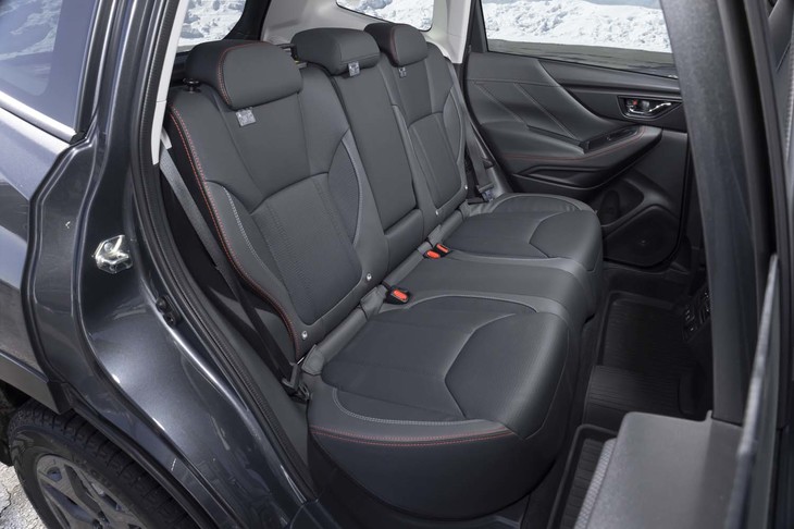 後席にもシートヒーターが標準装備（左右）。座面の端がラウンドしているため乗降性が非常によい。