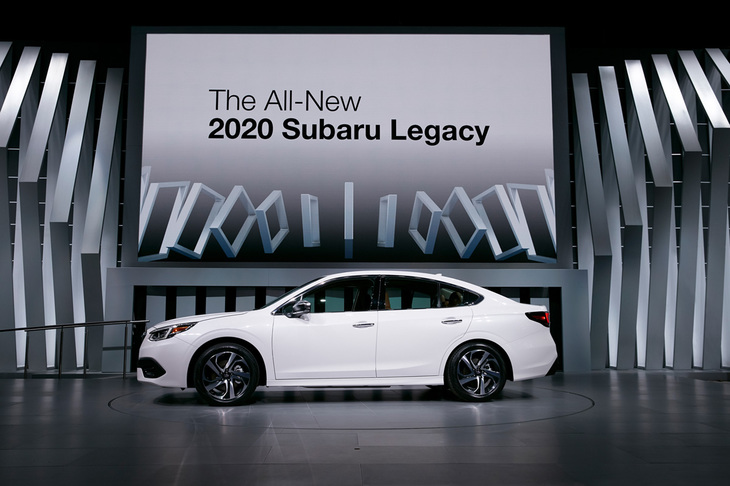 新型「レガシィ」のサイドビュー。ルーフラインのピークからリアにかけてのフォルムに注目。