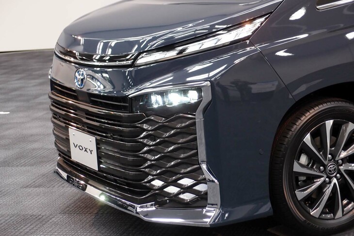 トヨタ・ヴォクシーS-Z＜7人乗り／ハイブリッド車＞（フロントまわり）