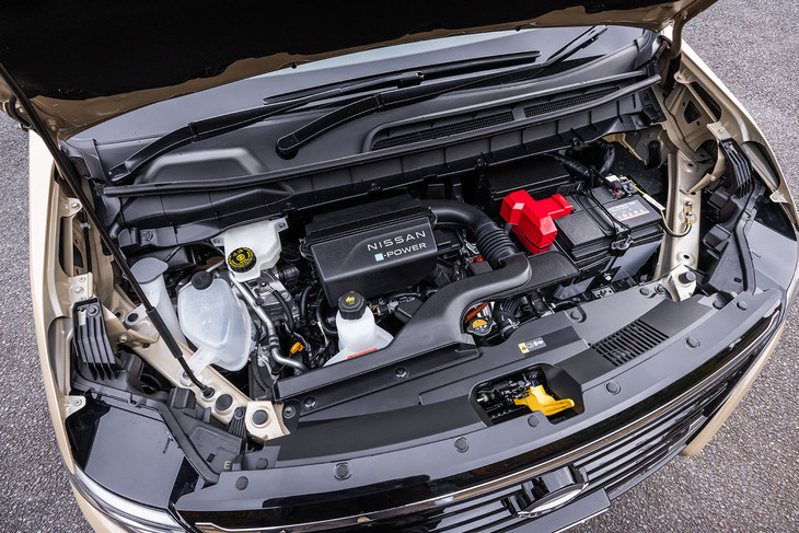 新開発された発電用の1.4リッター直3エンジンは、最高出力98PS、最大トルク123N・mを発生。「e-4ORCE」搭載車はこれに最高出力163PS、最大トルク315N・mを発生するフロントモーターと、同82PS、同195N・mを発生するリアモーターが組み合わされる。