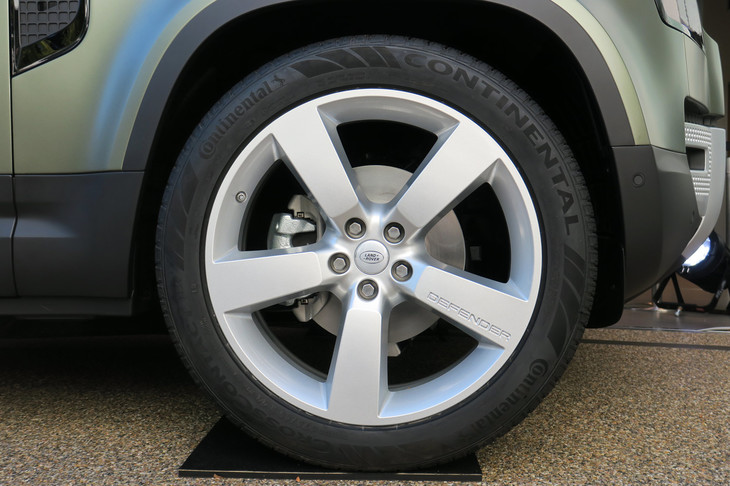 展示車のタイヤサイズは275/45R22。タイヤもデカい……。