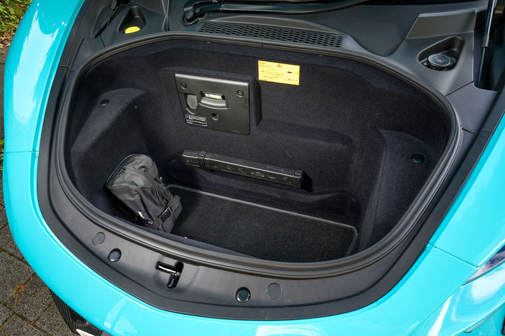ボンネットの下にはラゲッジコンパートメントが備わっている。容量は150リッター。