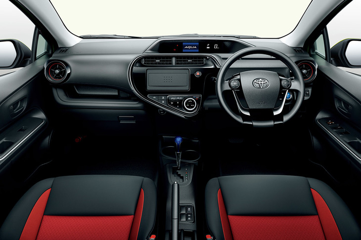 「アクアS」のレッド内装。インストゥルメントパネルの助手席側カラーがブラックに、エアコン吹き出し口の加飾がレッドに変更されている。