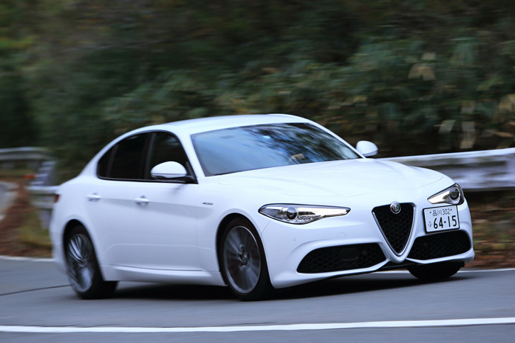 シャシーにはアルミやカーボン素材を用いた新開発のFRアーキテクチャーを採用。サスペンションは前がダブルウイッシュボーン、後ろがマルチリンクとなっている。