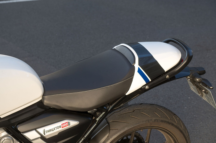 シート高は795mmと、400ccのバイクとしては標準的か、若干高めといったところ。脱着式のシートカバーが標準で装備されており、ソロシートにもタンデムシートにもできる。