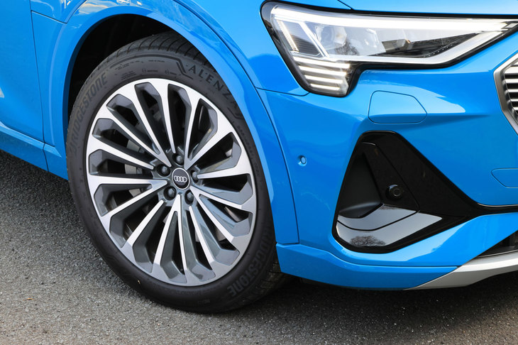 「アウディe-tron」に装着された、ブリヂストンのSUV専用タイヤ「アレンザLX100」。重心が高く、車重も重いSUVやミニバンには、専用設計のタイヤが用いられるようになった。（写真：荒川正幸）