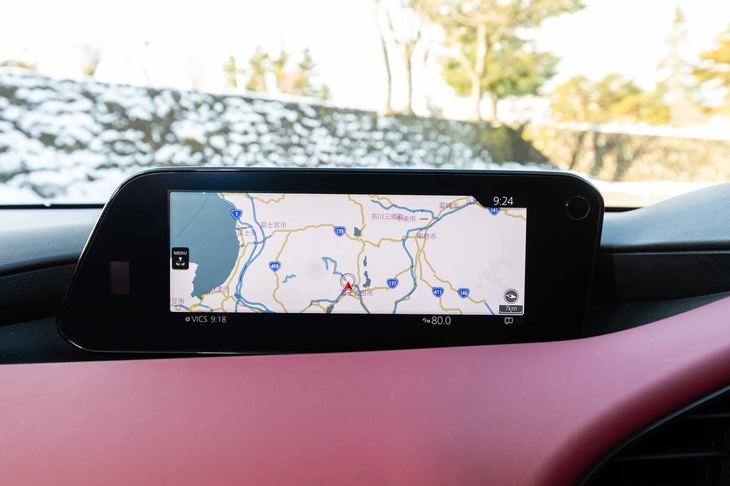 「マツダ3」のインフォテインメントシステムには、従来モデルより大型の8.8インチワイドディスプレイを採用。コネクティッドサービスに対応するべく、新たに車載通信機も搭載された。