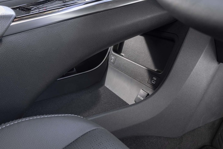 センターコンソールはブリッジ形状となっており、その下は大きな収納スペースとして活用される。コンソールボックスやドアポケットなども大型化されているため、助手席前方のグローブボックスが省かれている。