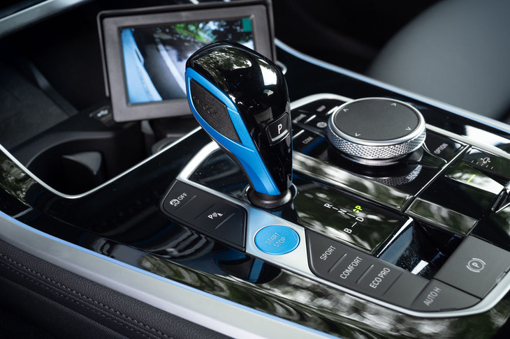 シフトセレクターとスタート／ストップスイッチはブルーでコーディネート。その奥にあるディスプレイに車両の右サイドの映像を映し出すことで日本の法規に対応している。