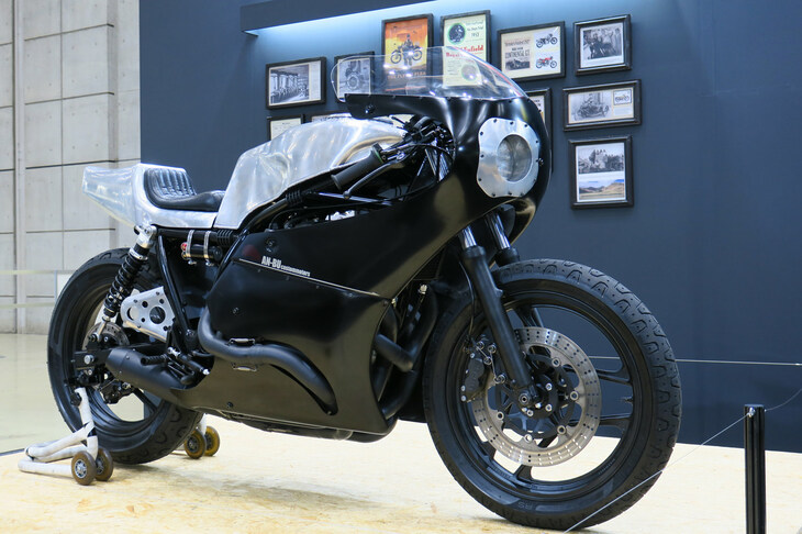 ステージに展示されていた「ロイヤルエンフィールド-改」。AN-BU CUSTOM MOTORSの藤田浩一氏の手になるカスタムマシンで、ベース車は「コンチネンタルGT650」だ。