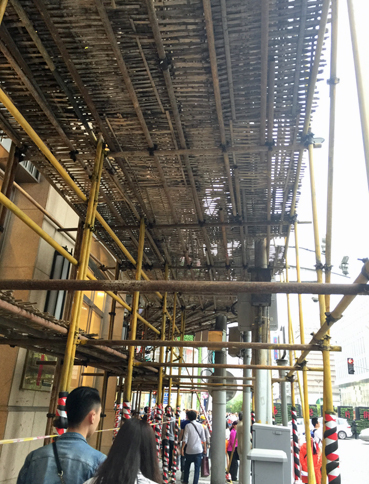 工事現場の足場は今も竹製。モダンなパビリオンかと錯覚する。