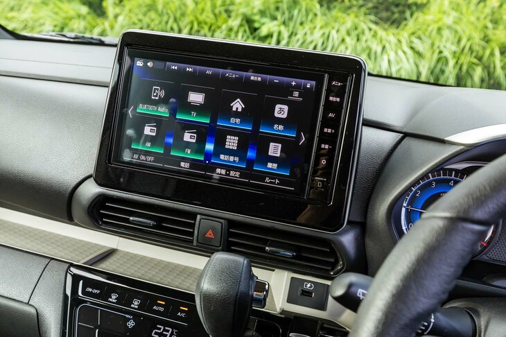 こちらの9型ナビゲーションは前後のドライブレコーダーおよびETC2.0車載器とのセットで36万9820円のディーラーオプション。もっと安価なモデルもあるが、いずれにしてもナビかディスプレイオーディオを装着しないとインパネまわりにUSBがひとつも備わらないのがネック。