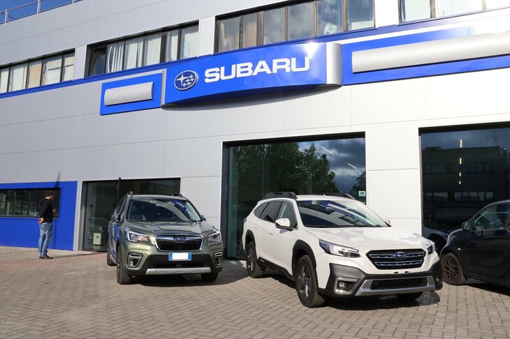 新「アウトサローネ・モンテカルロ」。「アウトバック」（写真右）とすでにナンバーが付いた「フォレスター」（同左）が並んでいる。2023年5月に撮影。