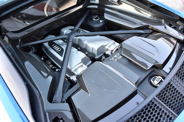 リアに搭載される5.2リッターV10エンジン。今や貴重な、自然吸気の高回転型ハイパワーユニットだ。