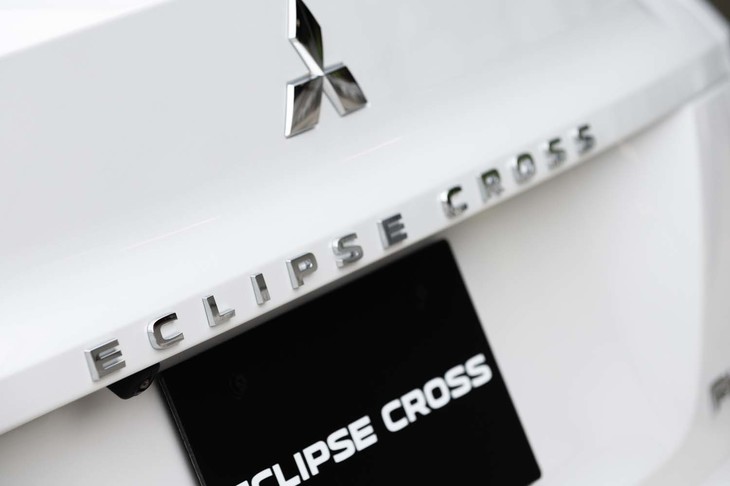 従来は写真の三菱エンブレムのあたりまでガラスが使われていた。リアの「ECLIPSE CROSS」バッジの位置も左端から中央に変わっている。