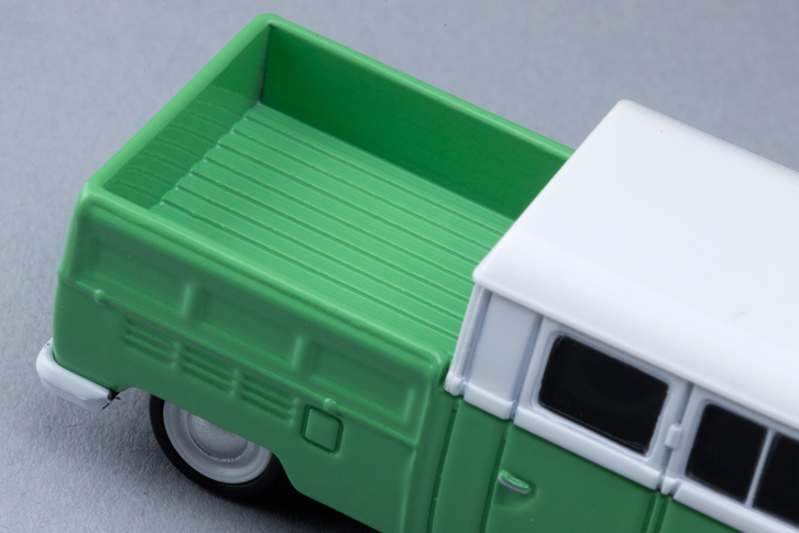 エンジンがリアに搭載されるため、荷台の左右のパネルには、スリット状の“空気穴”が開けられていた。（写真＝郡大二郎）