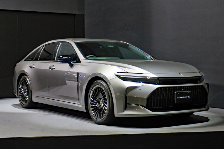 燃料電池システムを搭載した「クラウン（セダン）」。現行型クラウンの世界初公開時にも展示はあったが、あれはあくまでモックアップ。ちゃんとした“実車”の展示は、これが初とのことだった。