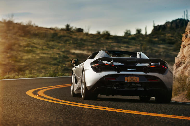 リアエンドには、大型のアクティブスポイラーを装備。速度に応じて自動的に立ち上がり、空力性能を向上させる。